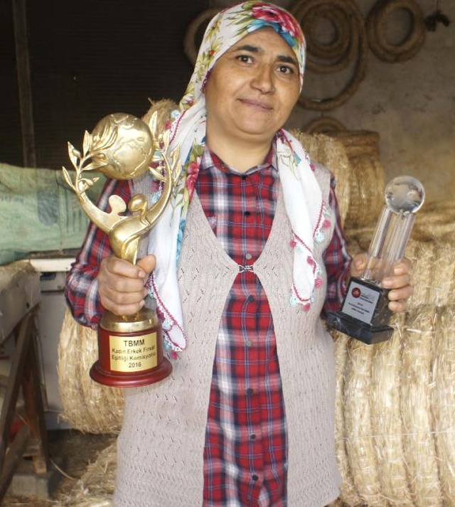 Saman Sapından Yaptığı Kapı Çelenklerini İhraç Ediyor