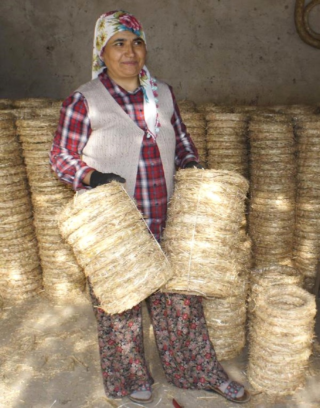 Saman Sapından Yaptığı Kapı Çelenklerini İhraç Ediyor