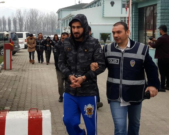 Karısını Taciz Eden Adamı Evinden Aldılar, Kadın Kıyafeti Giydirip Makyaj Yaptılar
