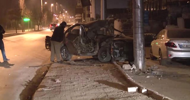 Otomobil Reklam Tabelası Direğine Çarptı: 1 Ölü, 1 Yaralı