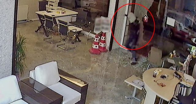 Şaşkın Hırsız, Çalmak İstediği Televizyonu Kafasına Düşürdü