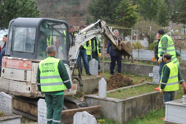 Depremde Kaybolan Kız İçin 28 Mezar Açıldı