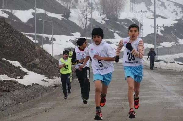 Hakkari'de Atletizm Yarışmasına Katılan Öğrenciler Baygınlık Geçirdi