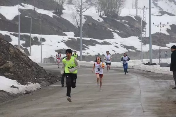 Hakkari'de Atletizm Yarışmasına Katılan Öğrenciler Baygınlık Geçirdi