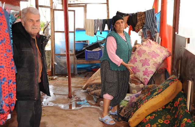 Mersin'de Evlerini Su Basan Aileler Mağdur Oldu