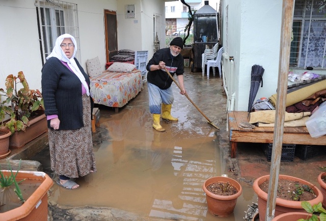 Mersin'de Evlerini Su Basan Aileler Mağdur Oldu