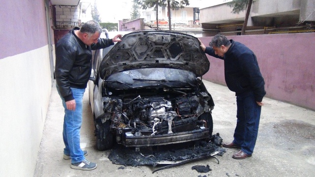 Otomobili Kundaklayan Şahıs, Alevler İçinde Kaldı