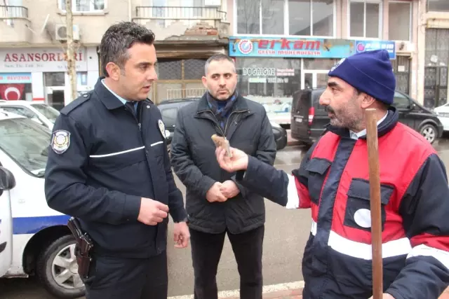 Kaldırımda Bulduğu Maaşı Değerindeki Parayı Anında Polise Teslim Etti