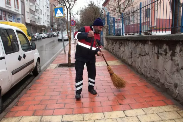 Kaldırımda Bulduğu Maaşı Değerindeki Parayı Anında Polise Teslim Etti