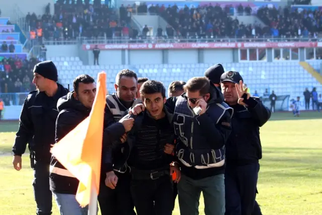 Polis, Futbolculara Saldırmak İsteyen Taraftara Çelme Takarak Düşürdü