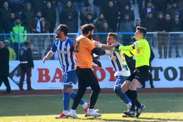 Polis, Futbolculara Saldırmak İsteyen Taraftara Çelme Takarak Düşürdü