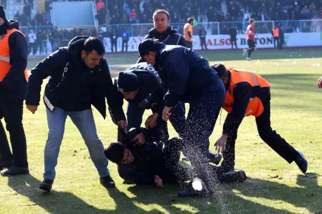 Polis, Futbolculara Saldırmak İsteyen Taraftara Çelme Takarak Düşürdü