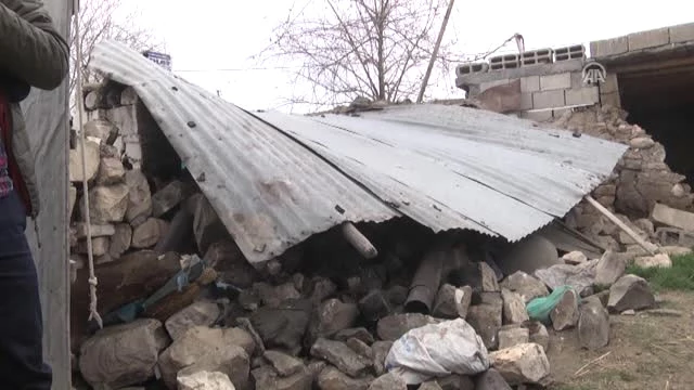 Depremzede Nine, Hatıralarıyla Dolu Yıkık Evinden Ayrılamıyor