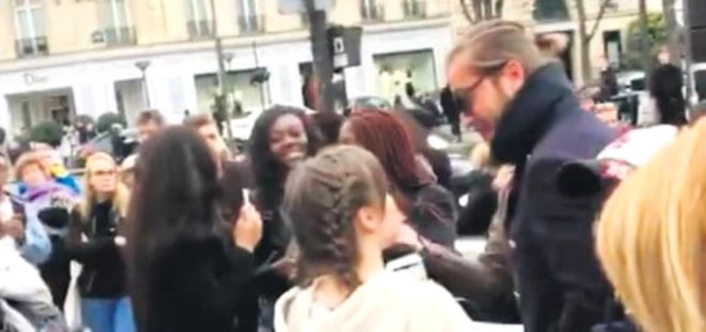 Engin Altan Düzyatan, Paris Gezisinde Fransız Kızların Akınına Uğradı