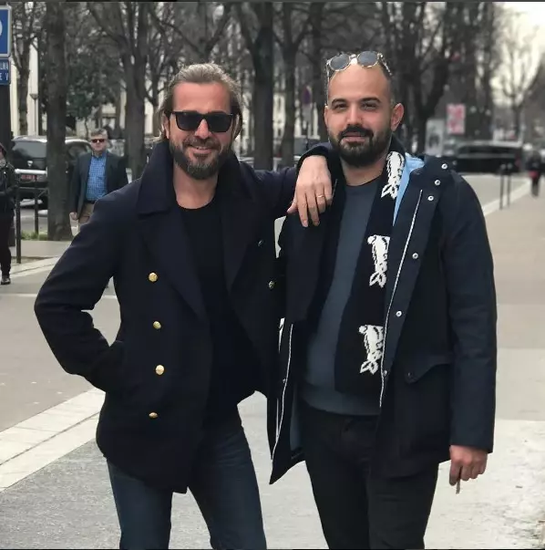 Engin Altan Düzyatan, Paris Gezisinde Fransız Kızların Akınına Uğradı