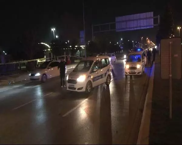 Otomobil Sürücüsü, Yolun Karşına Geçen 2 Yayaya Çarpıp Kaçtı