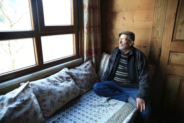 90 Yaşındaki Celal Dede 20 Yıldır Yaz Kış Köyünden Ayrılmıyor