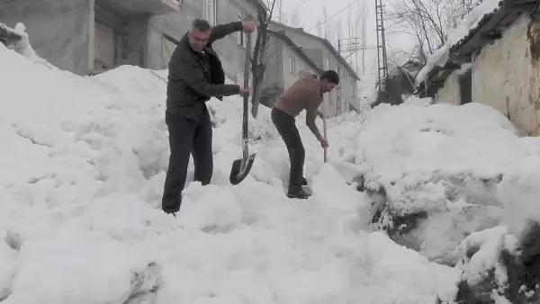 Bir Aile, Çatıdaki Kar Kütlesinin Düşmesiyle Evlerinde Mahsur Kaldı