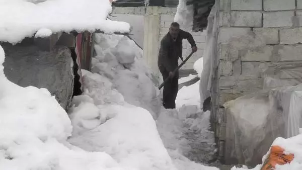 Bir Aile, Çatıdaki Kar Kütlesinin Düşmesiyle Evlerinde Mahsur Kaldı