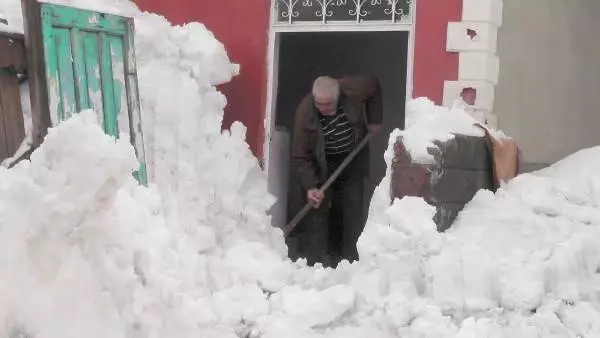 Bir Aile, Çatıdaki Kar Kütlesinin Düşmesiyle Evlerinde Mahsur Kaldı