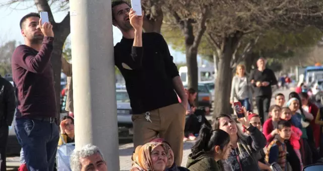 Genç Adam, Yüksek Gerilim Hattında İntihara Kalkışan Arkadaşını Kovaladı