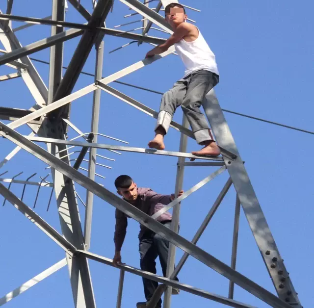 Genç Adam, Yüksek Gerilim Hattında İntihara Kalkışan Arkadaşını Kovaladı