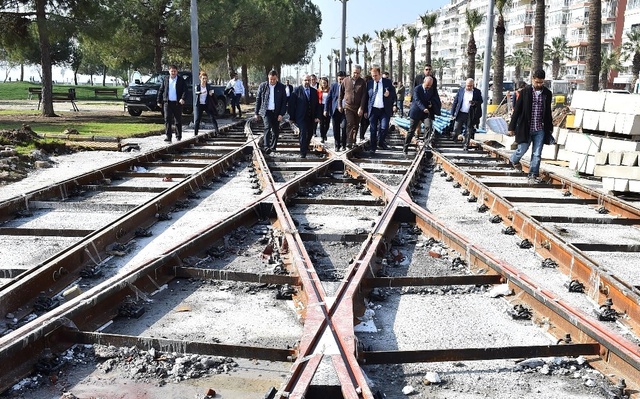 İzmir Belediye Başkanı, 8 Kilometrelik Tramvay Hattını Yürüyerek Denetledi