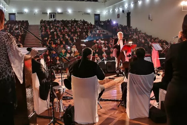 Oskestrayı Bırakan Koro Şefi, Göbek Attı