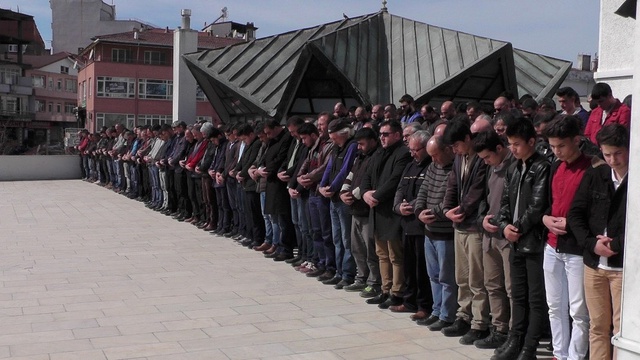 Selfie İçin Çıktığı Çatıdan Düşerek Ölen Genç, Toprağa Verildi
