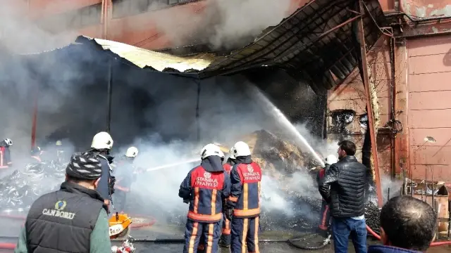 Sanayi Sitesinde Bisiklet Deposu Yandı, İtfaiye Erleri Zor Anlar Yaşadı