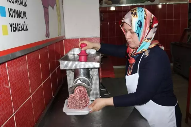 Siirt'in İlk Kadın Kasabı Erkeklere Taş Çıkarıyor