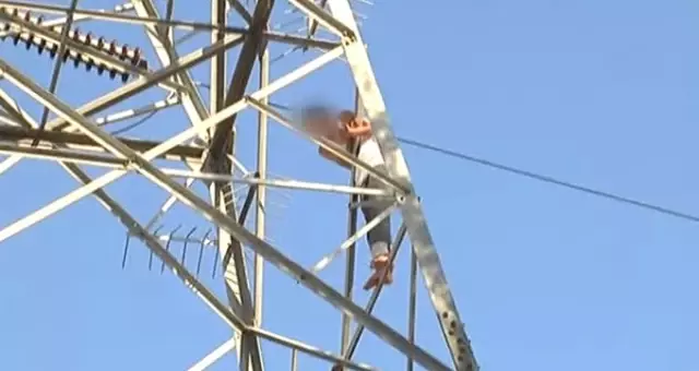 Genç Adam, Yüksek Gerilim Hattında İntihara Kalkışan Arkadaşını Kovaladı