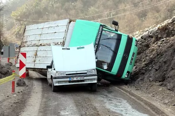 Zonguldak'ta Kamyon Otomobilin Üzerine Devrildi