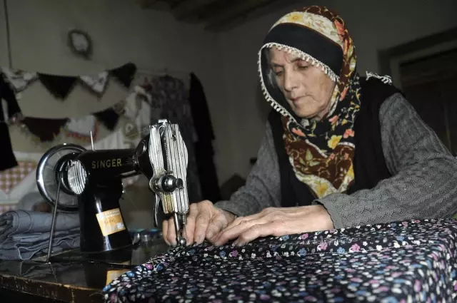 70 Yaşındaki Kadın, Hasta Anne Babasına Bakabilmek İçin Yıllarca Evlenmedi