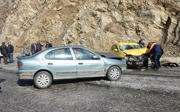 Araçlar Kafa Kafaya Çarpıştı: 1 Kişi Hayatını Kaybetti, 6 Kişi Yaralandı