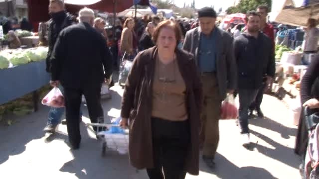 Nesibe Nine Pazarda Polisle Birlikte Parasını Çalan Hırsızları Aradı