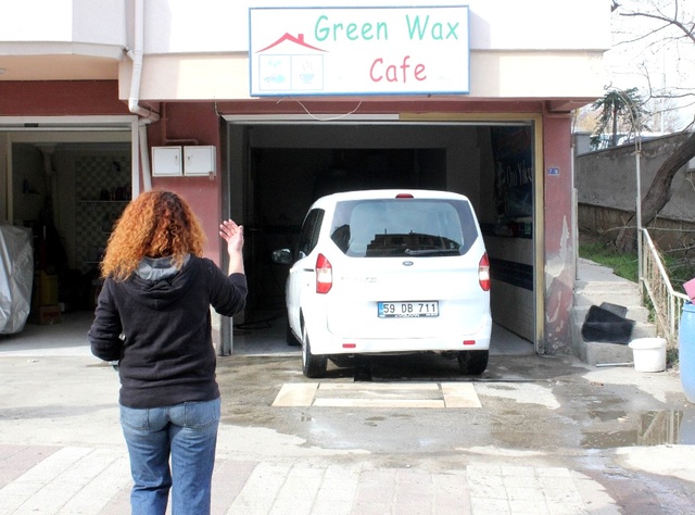 Oto Yıkama Dükkanı Açan Kadın Girişimciler Ellerinin Hamuruyla Araba Yıkıyor