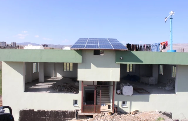 Elektrik Faturasına Kızıp Güneş Enerjisinden Elektrik Üretmeye Başladı