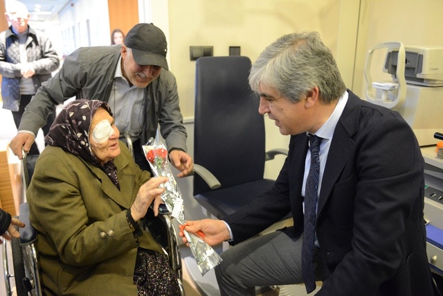 84 Yaşındaki Emine Ninenin Kadınlar Günü'nde Dünyası Aydınlandı