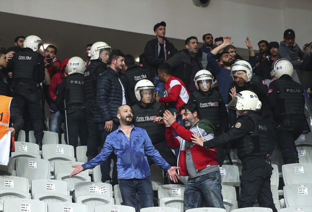 Kadınlar Gününde Oynanan Maçta Kadın Taraftar Yaralandı