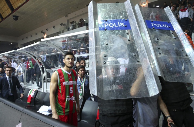 Kadınlar Gününde Oynanan Maçta Kadın Taraftar Yaralandı