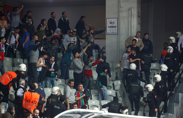Kadınlar Gününde Oynanan Maçta Kadın Taraftar Yaralandı