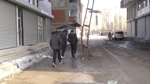 Elektrik Direkleri Yolun Ortasında Unutuldu