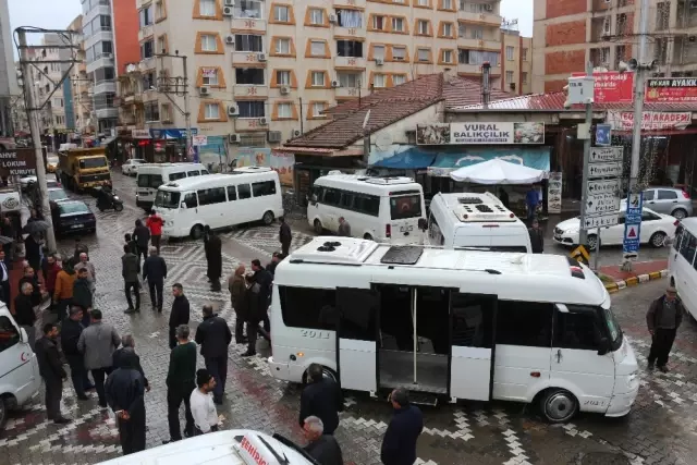 İzmir'de Dolmuşçular Caddeleri Kapatınca Gergin Anlar Yaşandı