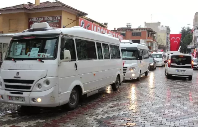 İzmir'de Dolmuşçular Caddeleri Kapatınca Gergin Anlar Yaşandı