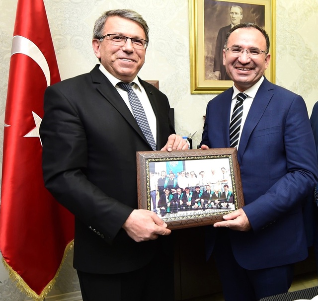 Bakan Bozdağ, 30 Yıl Önceki Mezuniyet Fotoğrafıyla Şaşkına Döndü