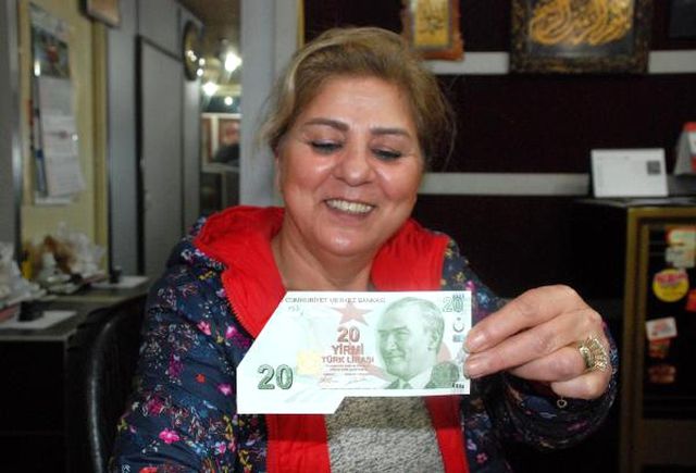 <a class='keyword-sd' href='/banka/' title='Banka'>Banka</a> Şubesinden Çektiği Hatalı Banknotu Gören Kadın Şaşkına Döndü