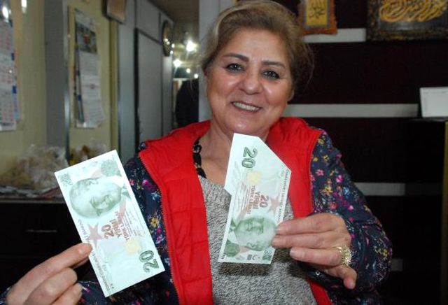 Banka Şubesinden Çektiği Hatalı Banknotu Gören Kadın Şaşkına Döndü
