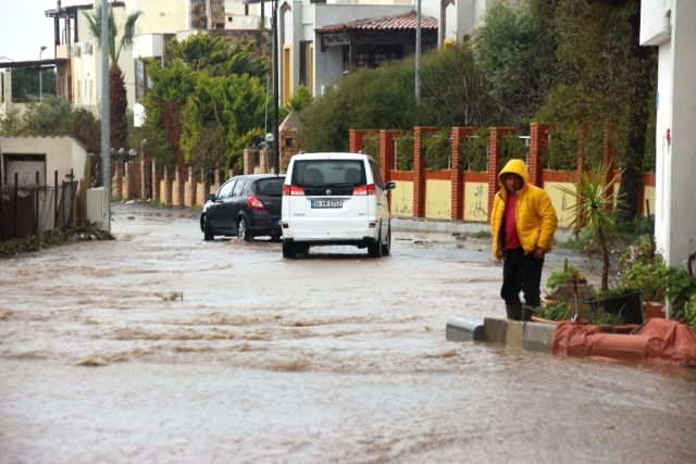 Bodrum'da Sel Baskını: Araçlar Bile Sürüklendi