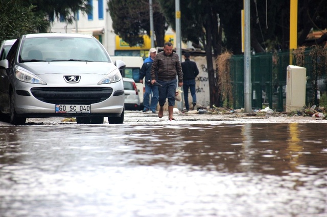 Bodrum'da Sel Baskını: Araçlar Bile Sürüklendi